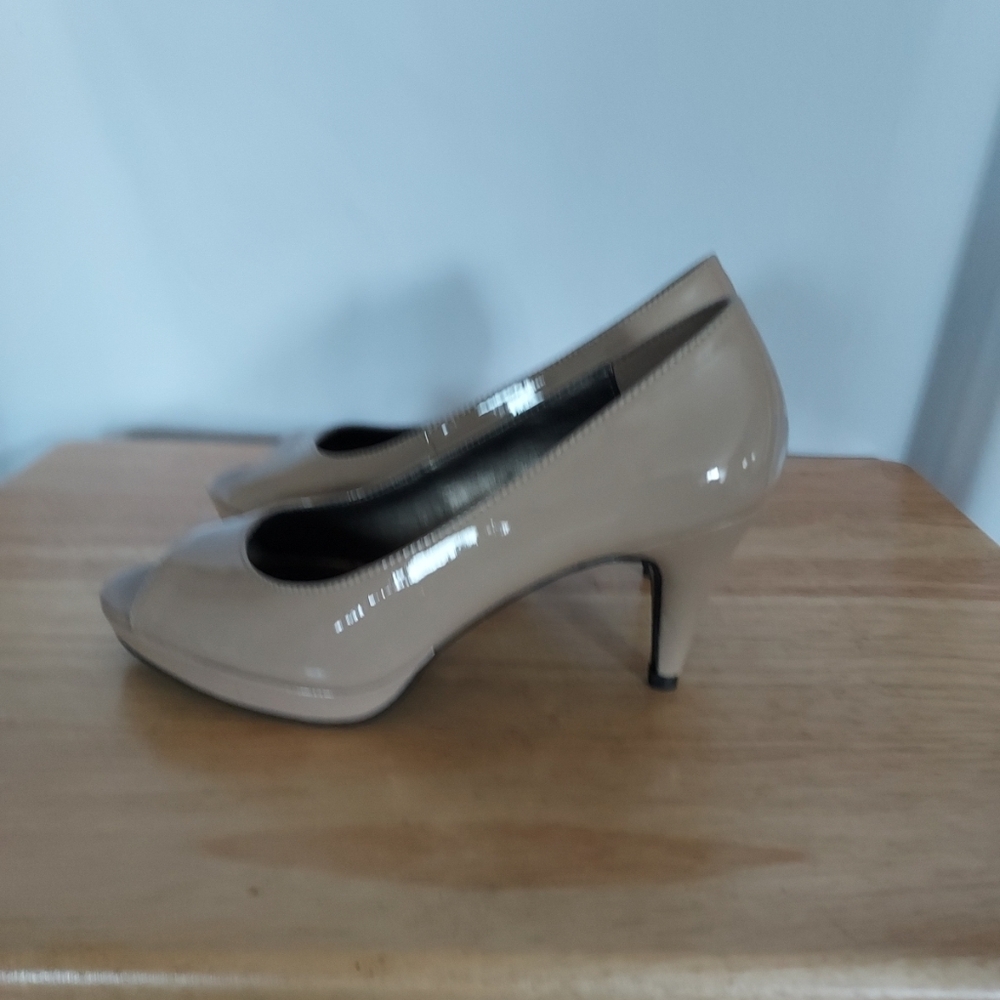 Womans Tan Heels - Picture 4 of 7